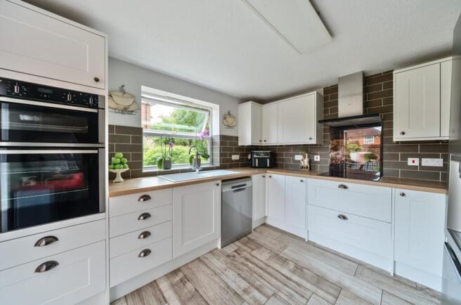 1302253-16-6846b5a3c0a6b-ARW-1