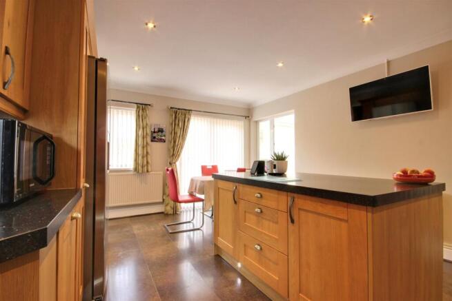 4 bed Detached Bungalow for sale Image 8