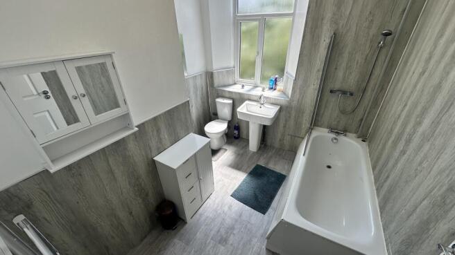 4 bed Semi-Detached to rent Image 4