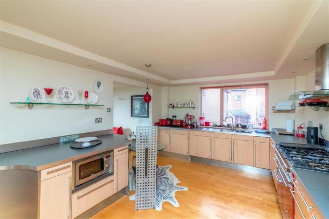 3 bed Apartment for sale Image 10