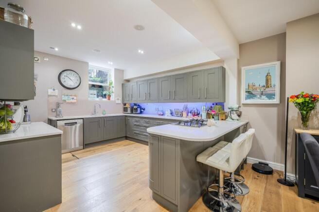 5 bed Terraced for sale Image 5