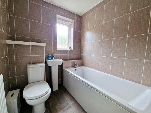 4 bed House for sale Image 12