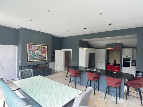 6 bed Detached for sale Image 5