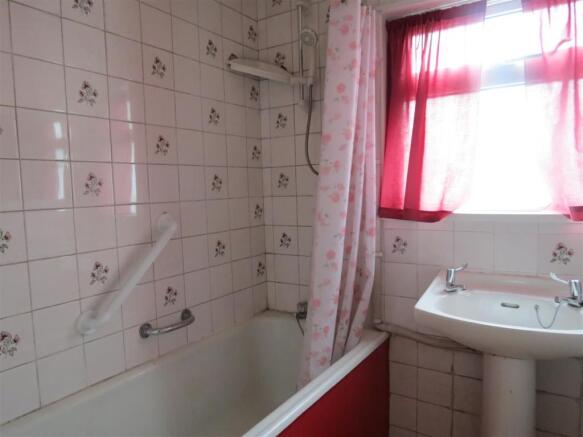 Downstairs Bathroom: