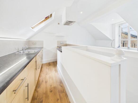 2 bed Flat to rent Image 3