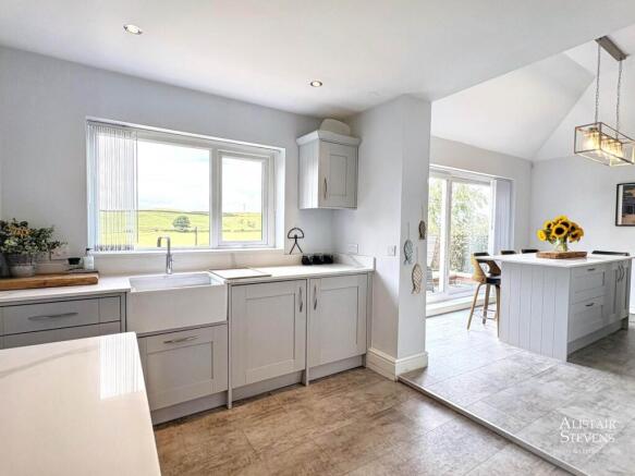 4 bed Semi-Detached for sale Image 10