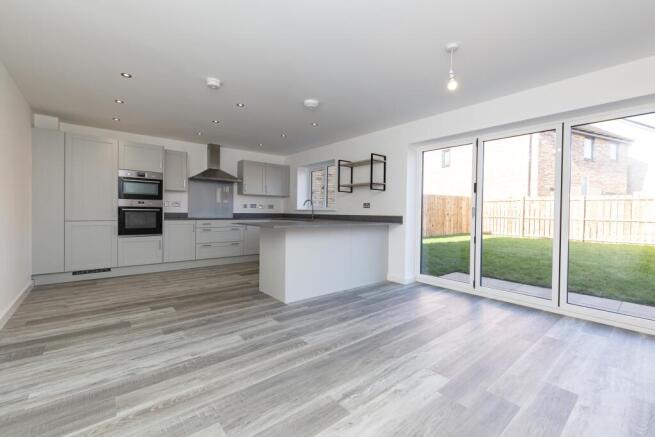 5 bed Detached for sale Image 7