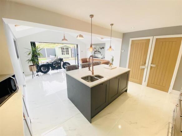 Kitchen Diner / Family Room
