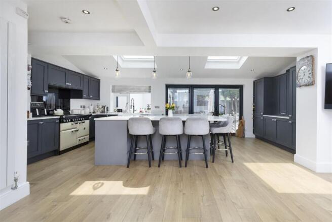 5 bed Detached for sale Image 11