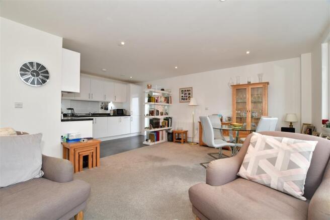 Lounge / Dining Area
