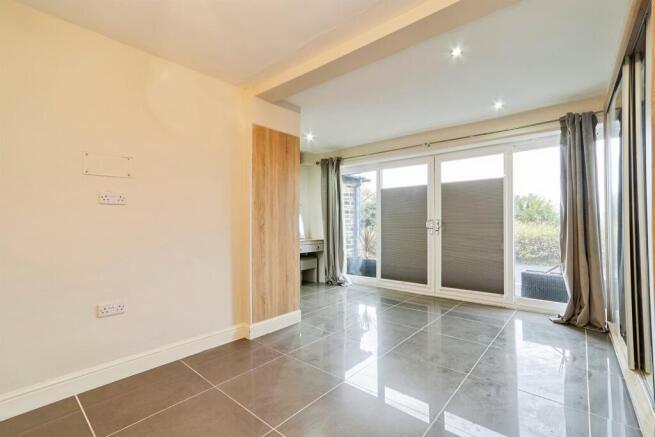 5 bed Detached for sale Image 7