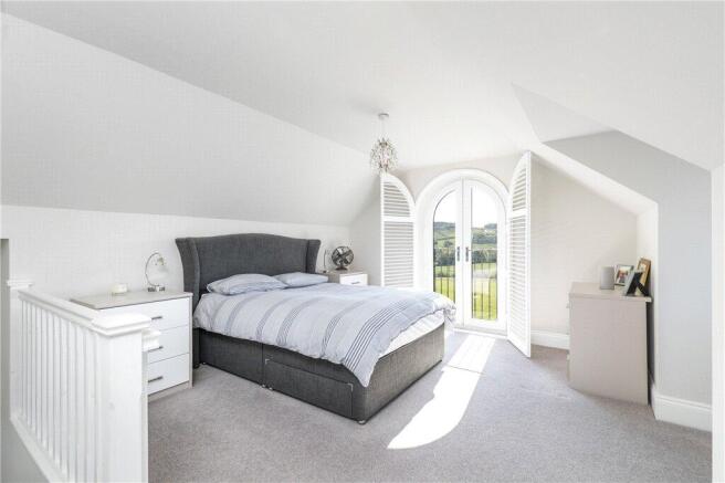 5 bed Detached for sale Image 9