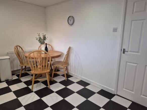 KITCHEN/DINING ROOM