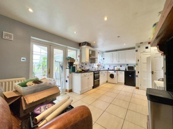 3 bed Semi-Detached to rent Image 4