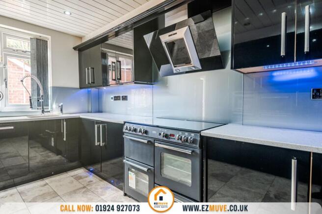 6 bed Semi-Detached for sale Image 11