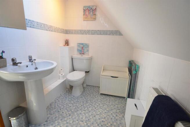 bathroom updtairs.jpg