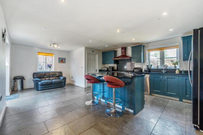 1334165-18-6895fca3532b7