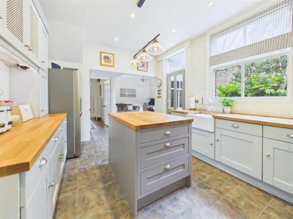 5 bed Semi-Detached for sale Image 7
