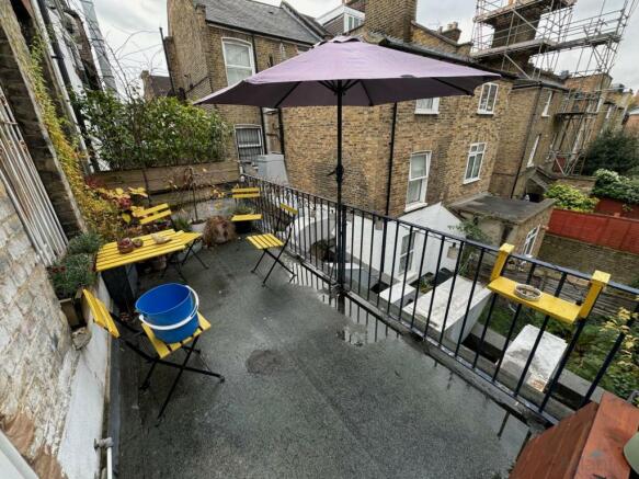 Large 2 Bedroom 1st Floor Flat