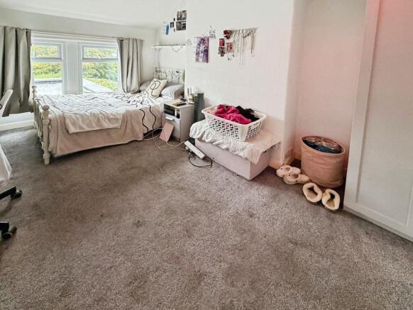 4 bed Semi-Detached for sale Image 11