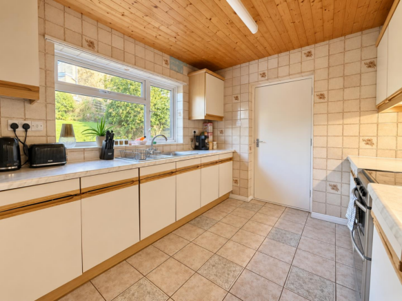 4 bed Detached for sale Image 6