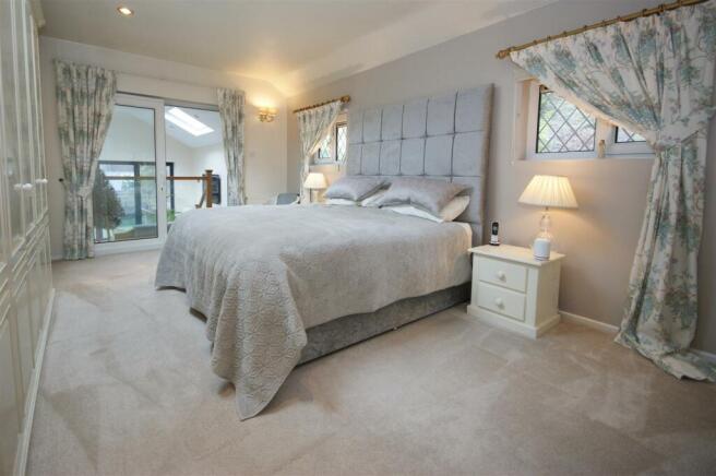 4 bed Detached for sale Image 11