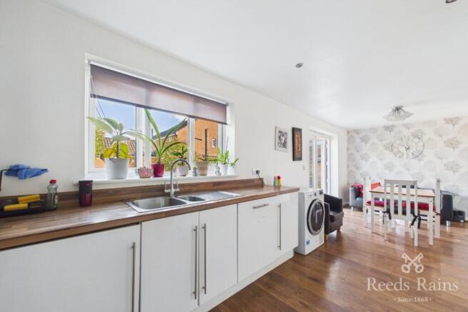 4 bed Detached for sale Image 5