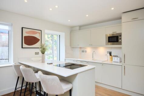 Graces Mews,
Abbey Road, NW8
