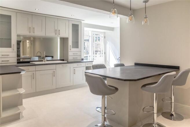 5 bed House for sale Image 6