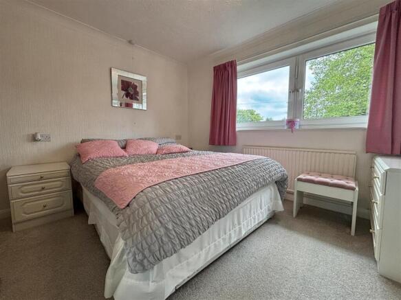 4 bed Semi-Detached for sale Image 4