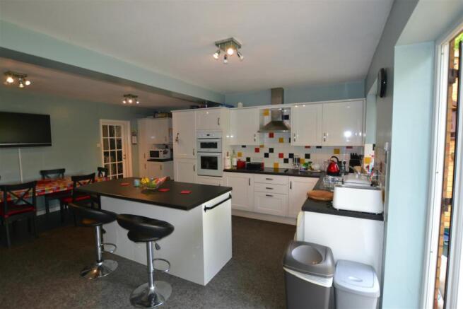 KITCHEN/FAMILY ROOM