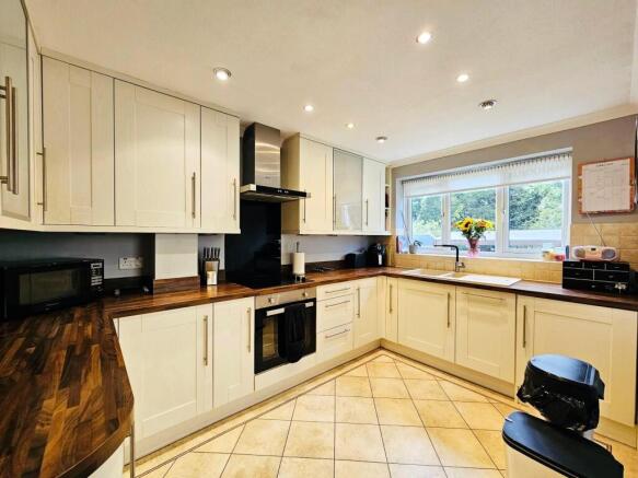 4 bed Detached for sale Image 6