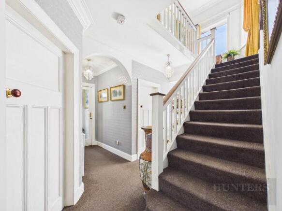 5 bed Detached for sale Image 11