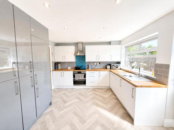 4 bed Bungalow for sale Image 4