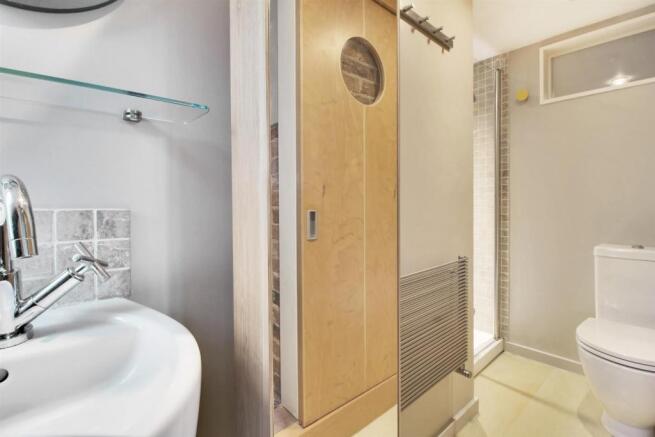 Master En Suite.jpg