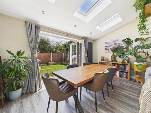 5 bed Detached for sale Image 9
