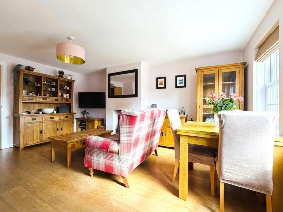 4 bed Semi-Detached for sale Image 4