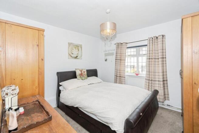 5 bed Detached for sale Image 8