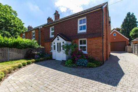 Reading Road South, Fleet, GU52