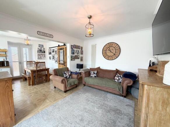 5 bed Semi-Detached for sale Image 9