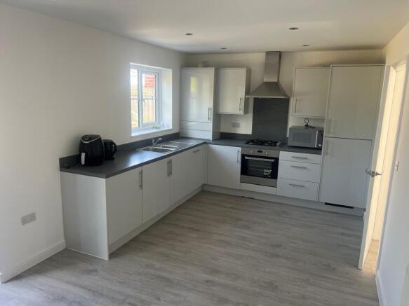 3 bed Detached to rent Image 3