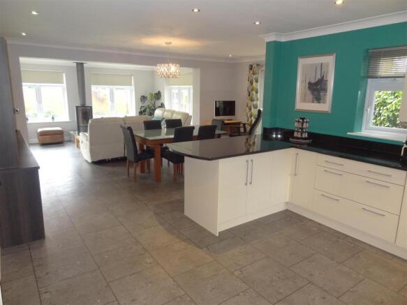 LIVING FAMILY KITCHE