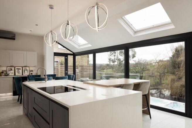 6 bed Detached for sale Image 8
