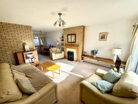 LIVING/DINING ROOM