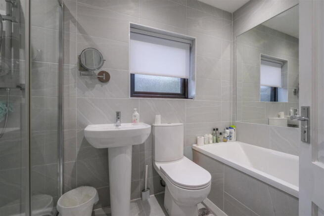 5 bed Detached for sale Image 11