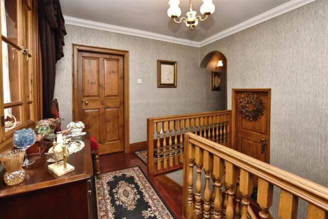 5 bed Detached for sale Image 12