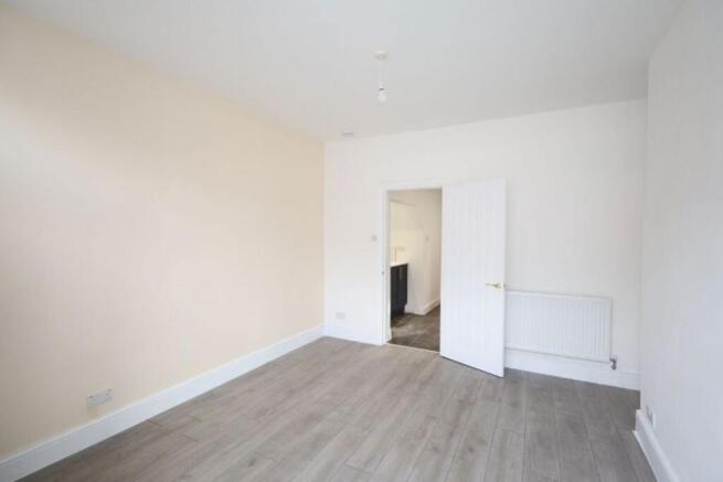 2 bed House to rent Image 5
