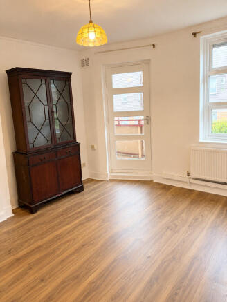 3 bed Flat to rent Image 5
