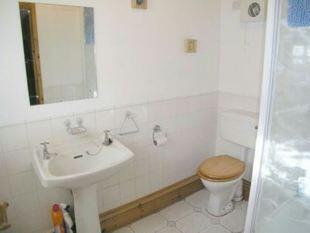 SHOWER ROOM & WC