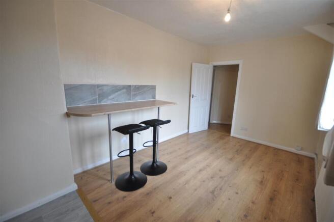 2 bed Apartment to rent Image 4